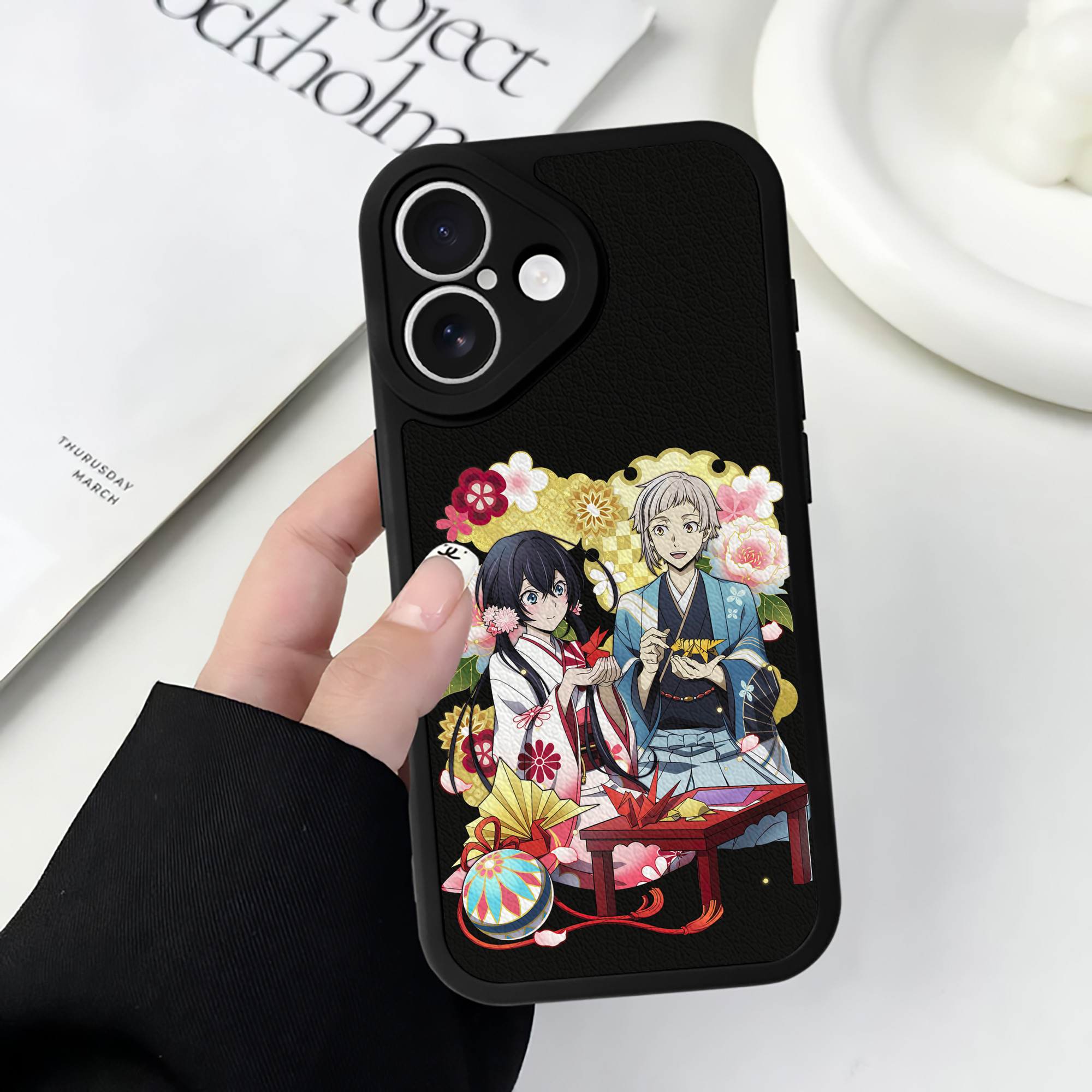 （画像用） 文豪ストレイドッグス Bungo Stray Dogs 【iPhone 16シリーズ対応】シリコンスマホケース（レザー調） 材質：シリコン